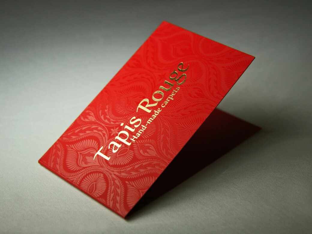 Красные визитки. Красная визитка. Визитка полиграфия. Красная визитка стильная. Визитка красная с золотом.